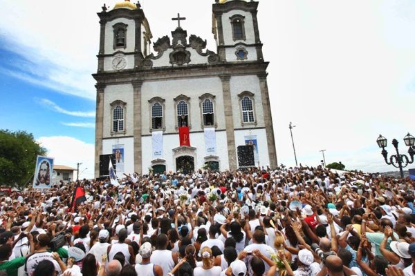 Cortejo  da  Lavagem  do  Bonfim 2010
Na Foto - Multidão reverancia Senhor do Bonfim
Foto - Claudionor  Junior  Ag   A Tarde
14.01.2010